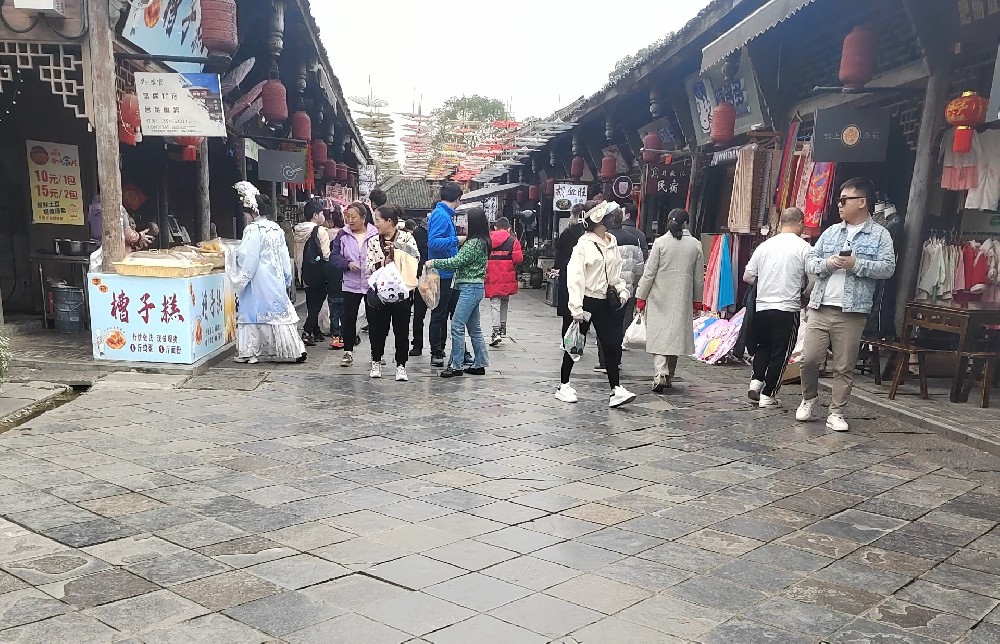 成都市侦探公司：《当婚姻遭遇背叛：发现老公有情人后的应对之策》